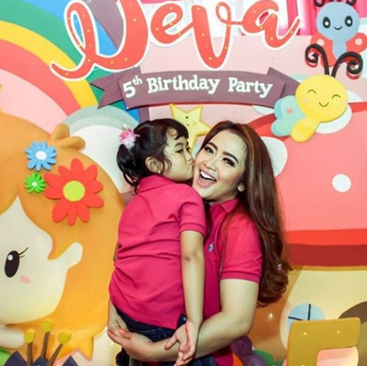 Nah, yang ini saat Nadeva ulang tahun ke-5. Aih sudah besar ya, Nak. (Foto: Instagram @vegadarwanti123)