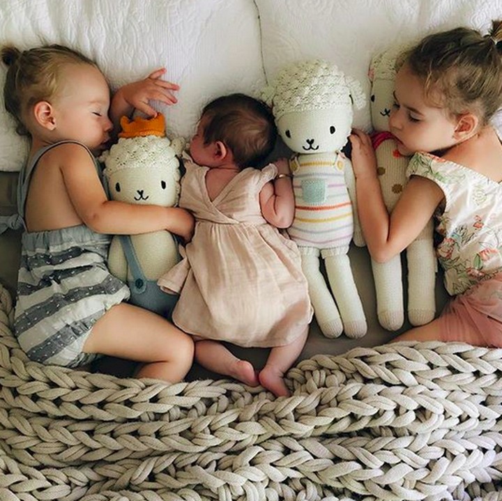 <p>Ini adalah kakak-adik yakni Quinn, Theo, dan si bungsu Caris. (Foto: Instagram/ @chasingthesummerfields)</p>