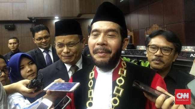 Wakil presiden Jusuf Kalla hadir dalam pengucapan sumpah Anwar Usman sebagai Ketua Mahkamah Konstitusi di gedung lembaga peradilan konstitusi tersebut.