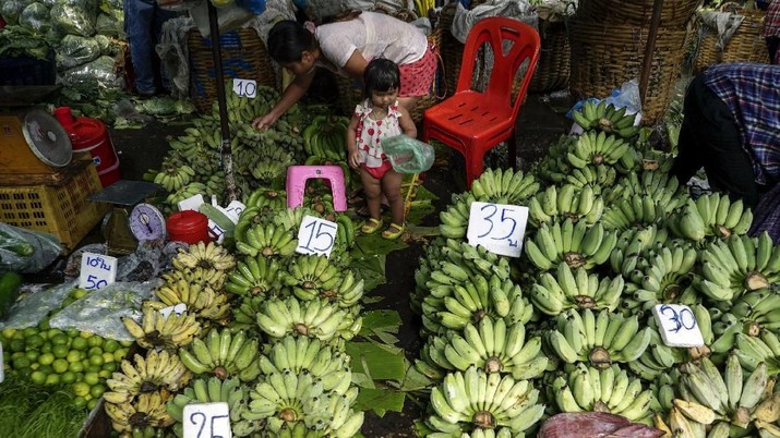 FILE PHOTO: A mother and her daughter shop for bananas at a market in Bangkok, Thailand, March 31, 2016.  REUTERS/Athit Perawongmetha/File Photo