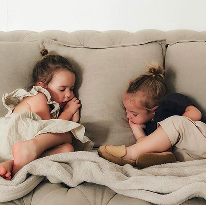 <p>Kalau kantuk sudah tak tertahankan, tidur di kursi pun terasa nikmat. (Foto: Instagram/ @chasingthesummerfields)</p>