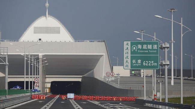 <p>Dengan klaim dapat memangkas waktu perjalanan hingga 60 persen, jembatan ini diperkirakan dapat meningkatkan bisnis China. (Reuters/Bobby Yip)</p>