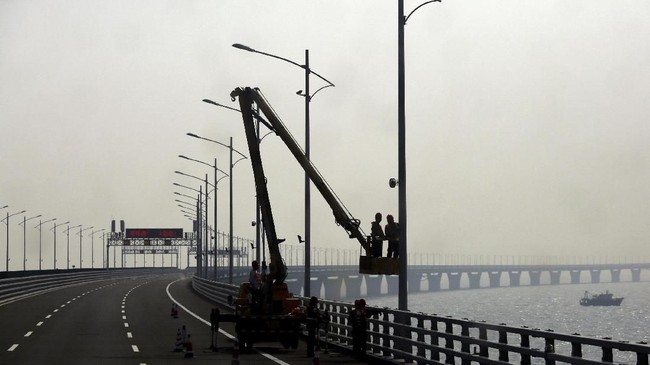 <p>Setelah sembilan tahun pembangunan, China untuk pertama kalinya memamerkan jembatan terpanjang di dunia yang menghubungkan daratan utama negaranya dengan Hong Kong dan Macau. (Reuters/Bobby Yip)</p>