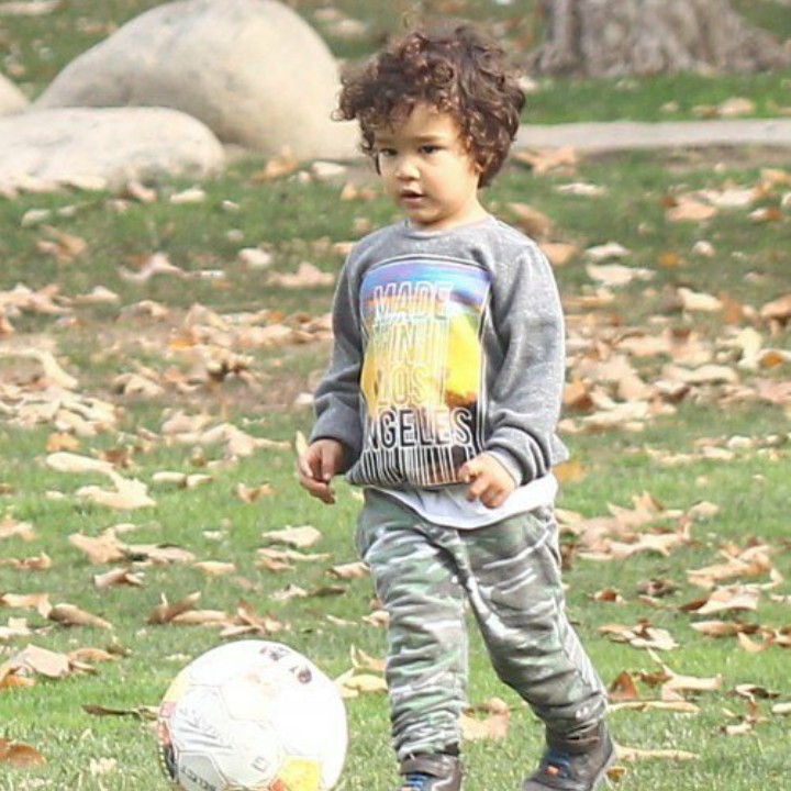 Maceo happy banget nih main bola. (Foto: Instagram @celeb_babies_kids)