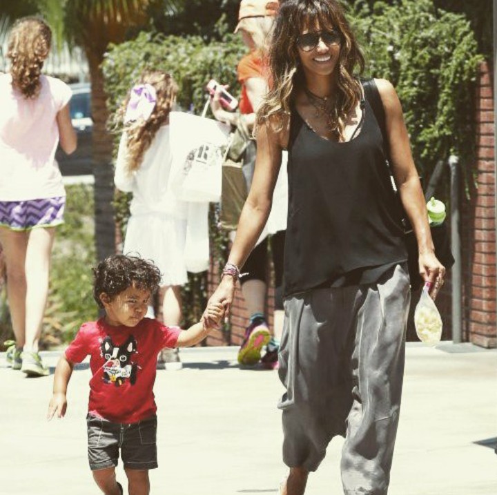 Saat Halle Berry quality time one-on-one sama Maceo. (Foto: Instagram @celeb_babies_kids)