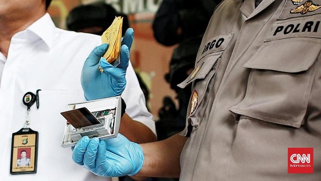Kabid Humas Polda Metro Jaya mengatakan pelaku skimming masih merahasiakan sosok yang menyuplai mesin ATM untuk alat berlatihnya.
