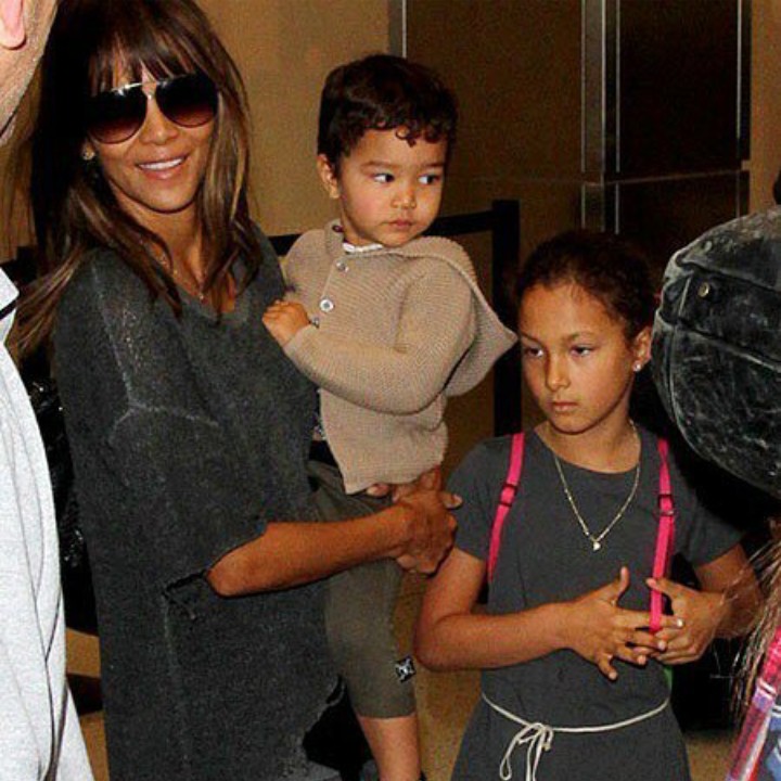 Maceo nempel terus ya sama bundanya. (Foto: Instagram @celeb_babies_kids)