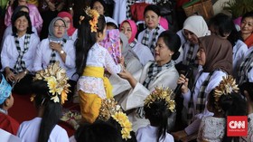 Iriana Jokowi Menari Pendet bersama Anak-anak TK