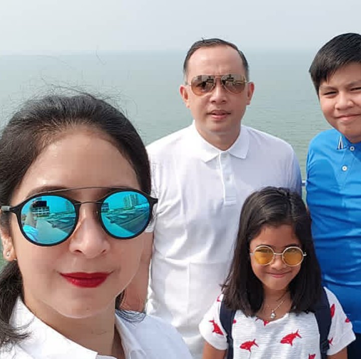 <p>Kompak selalu ya Bunda Novita Angie sekeluarga. (Foto: Instagram/novitaangie)</p>