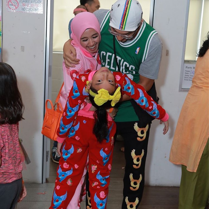 <p>Aleesya sedang bermanja-manja nih. Meskipun Bella adalah ibu sambung bagi Aleesya, tapi mereka memang selalu tampak akrab dan saling menyayangi. Adem ya melihatnya. (Foto: Instagram @laudyacynthiabella)</p>