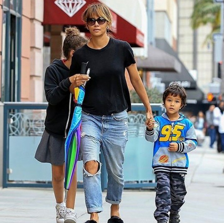 Potret terbaru Halle Berry dan anak-anaknya, Nahla dan Maceo. Nahla sepertinya nggak mau tersorot paparazzi ya. (Foto: Instagram @celebritykidfans)
