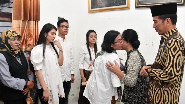 Jokowi beserta Iriana dan anak-anaknya melayat ke rumah duka besannya, Didit Supriyadi yang meninggal tadi pagi di rumah sakit.