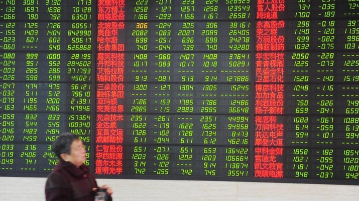A woman walks past an electronic board showing stock information at a brokerage house in Fuyang, Anhui province, China March 23, 2018. China Daily via REUTERS   ATTENTION EDITORS - THIS IMAGE WAS PROVIDED BY A THIRD PARTY. CHINA OUT.
