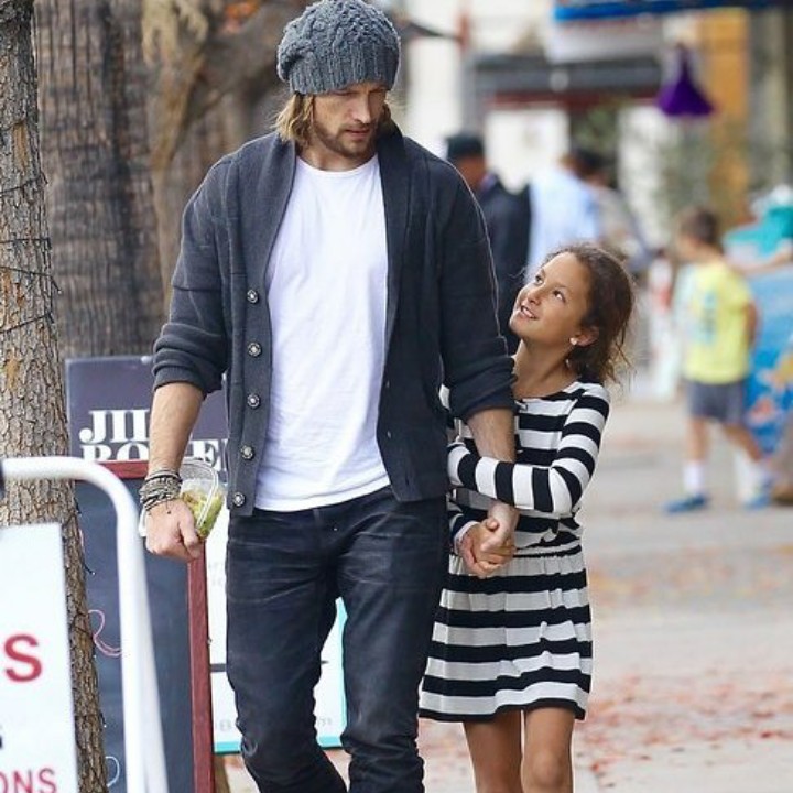 Nahla jalan-jalan nih bersama ayahnya, father and daughter goals banget ya. (Foto: Instagram @celeb_babies_kids)