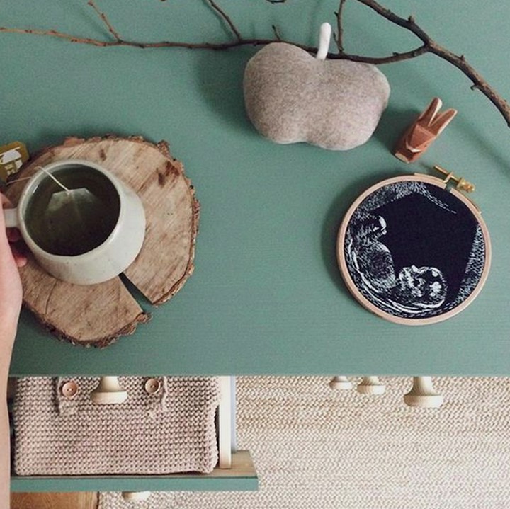 <p>Dengan bermodal kain hitam dan benang sulam putih, foto USG calon bayi kita bisa beda banget lho. (Foto: Instagram/ @catchtheinspiration)</p>