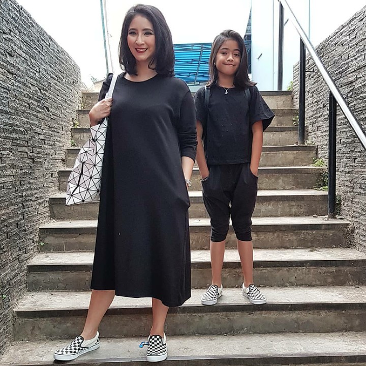 <p>Wah Jemima sama Bunda Novita Angie kompak banget dari ujung kaki sampai kepala. (Foto: Instagram/novitaangie)</p>