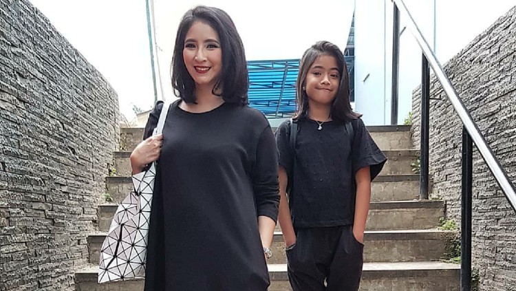 Si kecil bertanya tentang seks. Presenter Novita Angie pun sempat dibuat bingung awalnya.