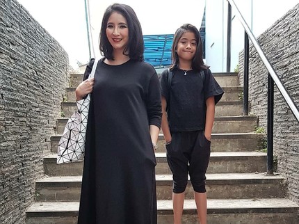Cara Novita Angie Mengontrol Penggunaan Medsos Putrinya