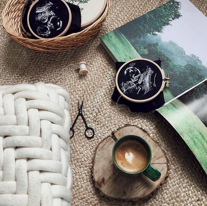 <p>Biasanya foto USG berupa kertas. Nah, ini beda, Bun. Foto USG-nya terbuat dari sulaman. Ya, sulaman dari kain warna hitam yang disulam dengan benang putih. (Foto: Instagram/ @catchtheinspiration)</p>