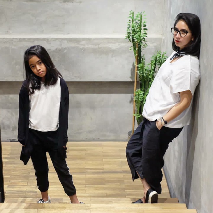 <p>Outfit dan gaya ibu anak ini kompak abis. (Foto: Instagram/novitaangie)</p>
