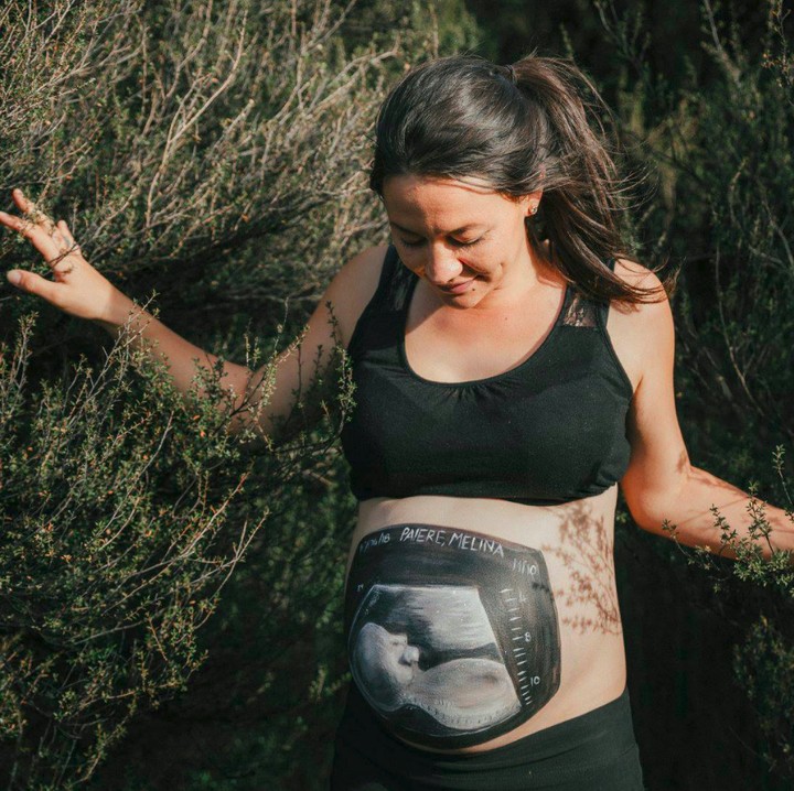 <p>Lukisan bergambar foto USG ini dibuat bertahap juga, Bun. Pastinya warna yang dipakai dominan hitam dan putih ya. (Foto: Facebook/ Beautiful Bumps Wanaka)</p>