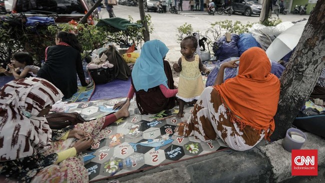 Keceriaan para anak pengungsi di malam takbiran seakan menutupi kepedihan kisah hidup mereka yang hingga kini masih terlantar di depan rudenim Kalideres.