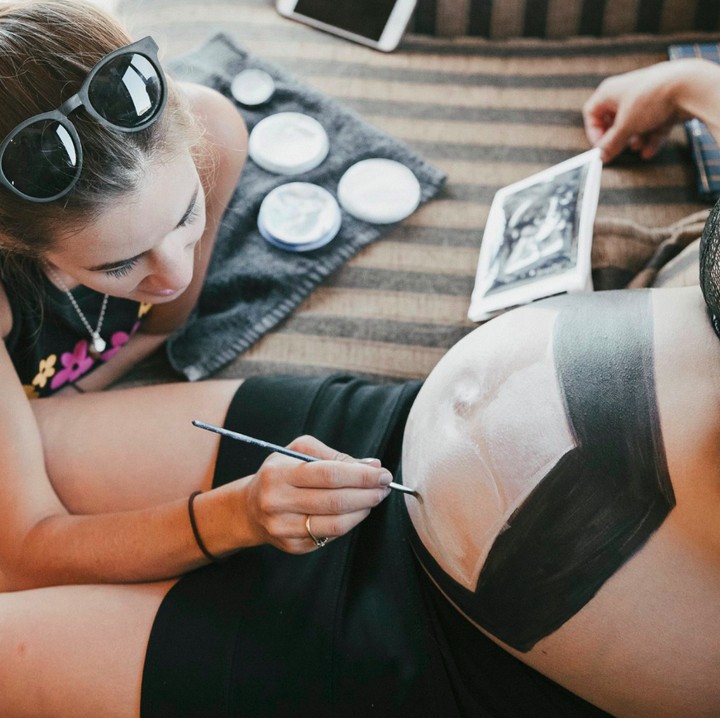 <p>Ini adalah hasil karya Sophia Shortcliffe. Setelah ibu hamil dilukis perutnya, akan ada sesi foto dengan fotografer Kate Porter yang merupakan teman Sophia. (Foto: Facebook/ Beautiful Bumps Wanaka)</p>