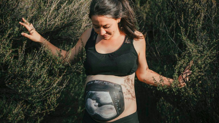 Ini dia lukisan yang nggak biasa di baby bump ibu hamil: gambar foto USG.