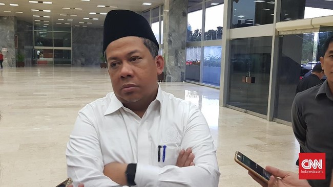 Meski tidak akan meramaikan bursa pemilihan anggota legislatif, Fahri Hamzah memilih bertahan di PKS dengan alasan akan membenahi partai itu.