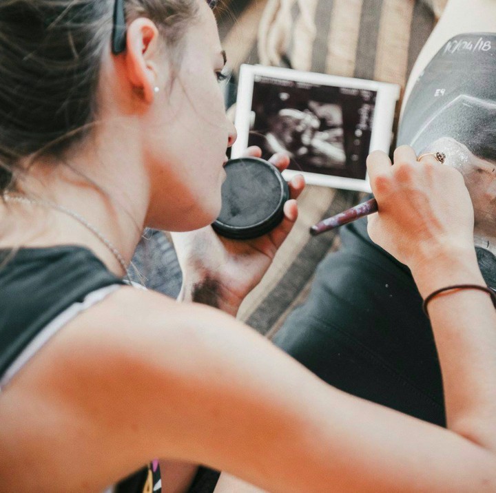 <p>Untuk paket belly painting dasar termasuk dengan gambar foto USG kayak gini, sesi foto dan hasil 5 foto dikenakan biaya sekitar Rp 4,1 juta. (Foto: Facebook/ Beautiful Bumps Wanaka)</p>