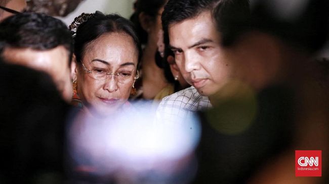 Sambil Menangis, Sukmawati Soekarnoputri Minta Maaf Sukmawati Soekarnoputri meminta maaf, khususnya kepada umat muslim Indonesia, atas puisi kontrovetsial Ibu Indonesia yang sempat dia bacakan.
