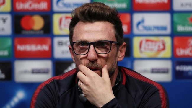 Pelatih AS Roma Eusebio Di Francesco bergurau hanya tahu burger dalam bahasa Inggris, sama halnya Juergen Klopp yang cuma tahu spageti di bahasa Italia.