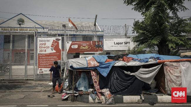 Miris Nasib Para Pencari Suaka di Trotoar Kalideres Ratusan pengungsi dan pencari suaka hidup tak pasti di trotoar sekitar Rudenim Kalideres. Mereka tak berhak mencari uang dengan bekerja di Indonesia.