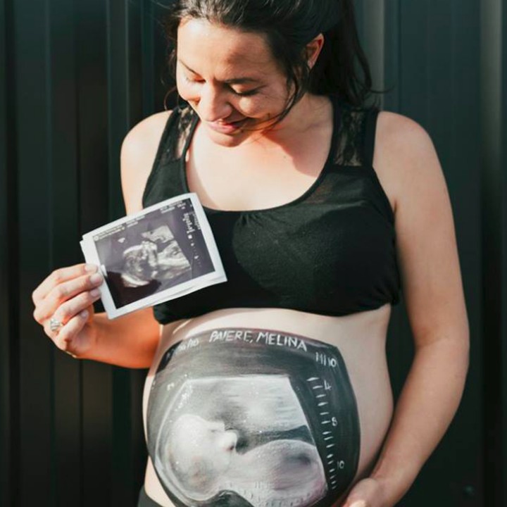 <p>Mirip kan foto hasil USG yang asli dengan lukisan di perut Bunda yang satu ini. (Foto: Facebook/ Beautiful Bumps Wanaka)</p>