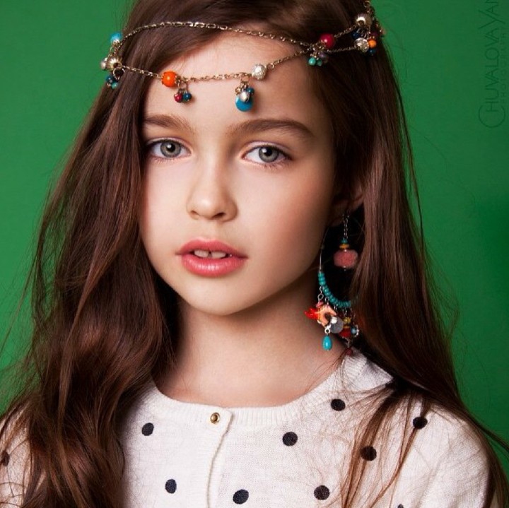 Bakat model sudah terlihat sejak Alisa kecil. Nggak heran sekarang dia pun dipercaya sebagai model berbagai brand pakaian anak. (Foto: Instagram/bragina__marina)