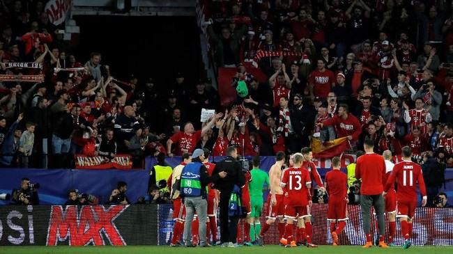 FOTO: Bayern Munchen Menang Beruntung Atas Sevilla