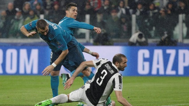 Mantan pemain Real Madrid Alvaro Arbeloa mengatakan Cristiano Ronaldo sebaiknya bermain dengan penghuni Mars usai mencetak gol ke gawang Juventus dengan salto.