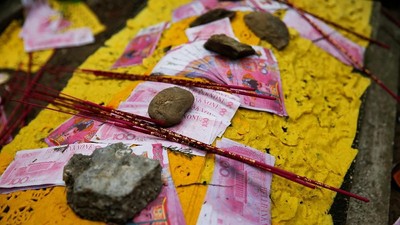 Ziarah Makam China Fake money is scattered at a grave at Babaoshan Cemetery ahead of Qingming Festival, or Tomb Sweeping Day, in Beijing, China, April 4, 2018. REUTERS/Thomas Peter