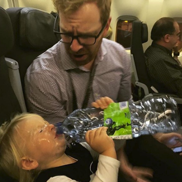 <p>Hal ini terjadi di lima menit pertama saat si kecil bersama dengan ayah. Hi-hi-hi. (Foto: Instagram @kristinday)</p>