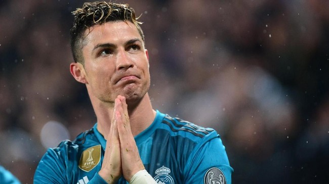 Cristiano Ronaldo memberikan jaket Real Madrid miliknya kepada seorang jurnalis yang terluka karena tak sengaja terkena bola hasil sepakannya.