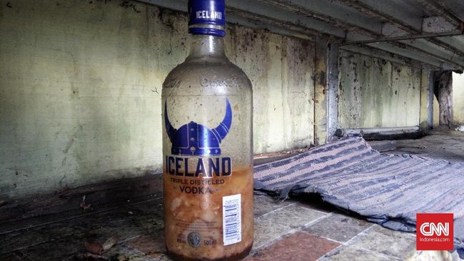 Dua Tewas Akibat Miras Oplosan Beralkohol 70 Persen di Bekasi Dua orang disebut tewas dan dua lainnya dirawat akibat miras oplosan berbahan bir hitam, antimo, dan alkohol 70 persen di sebuah kontrakan di Bekasi.