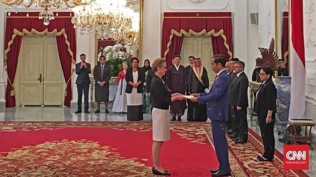 Joko Widodo membahas kerja sama ekonomi dengan sebelas duta besar negara asing yang baru saja menyerahkan surat kepercayaan di Istana Merdeka, Selasa (4/4).