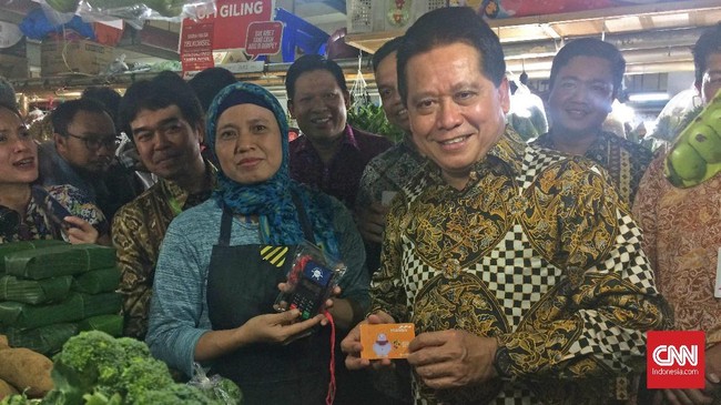 Perbankan mulai menyasar penggunaan uang elektronik di pasar tradisional, seiring tingginya potensi transaksi sistem pembayaran di tempat tersebut.