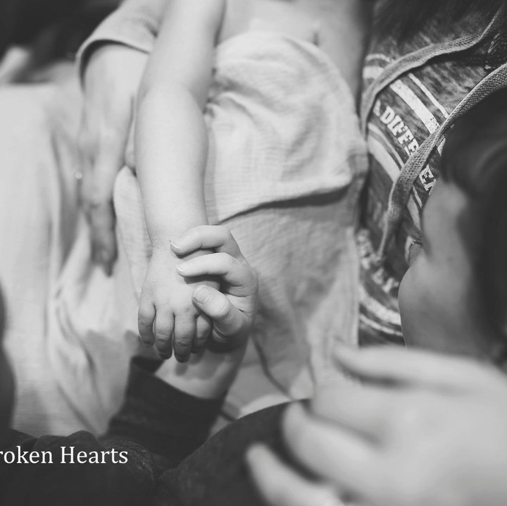 <p>Melepas kepergian orang yang kita sayangi memang sulit ya, Bun, sampai akhirnya hanya keikhlasanlah yang dibutuhkan untuk bisa menerima apa yang terjadi. (Foto: Facebook/ World of Broken Heart)</p>