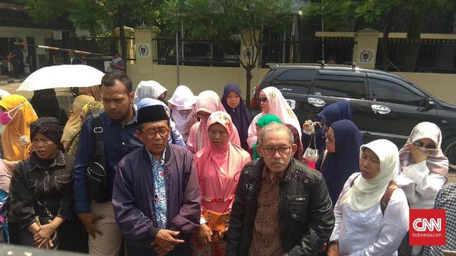 Para korban penipuan First travel mengadu ke Menag Fachrul Razi. Mereka rela mengutang demi berangkat ke Makkah, tapi malah ditipu.