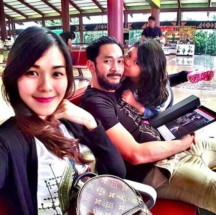<p>Tuh, lagi nunggu pesawat aja mereka masih kompak lho. He-he-he. (Foto: Instagram/ @methayuna)</p>