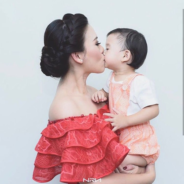 <p>Ini adalah potret manis penyanyi Helena Andrian dan putrinya yang super lucu, Heidi. (Foto: Instagram @helena_iyeng)</p>