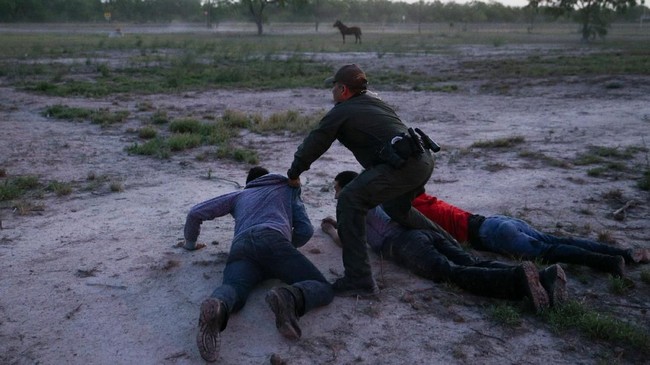 Amerika Serikat menyatakan jumlah imigran ilegal yang meninggal di perbatasan dengan Meksiko meningkat lebih dari 55 persen dalam sembilan bulan terakhir.