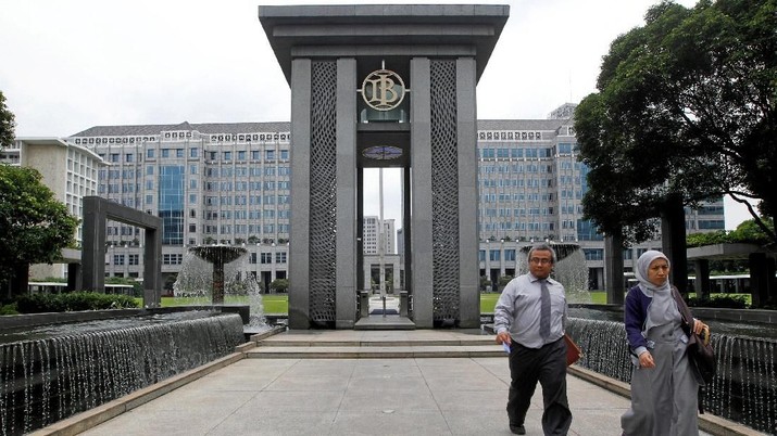 FILE PHOTO: People walk in the courtyard of Indonesia's central bank, Bank Indonesia, in Jakarta, Indonesia September 22, 2016.REUTERS/Iqro Rinaldi/File Photo