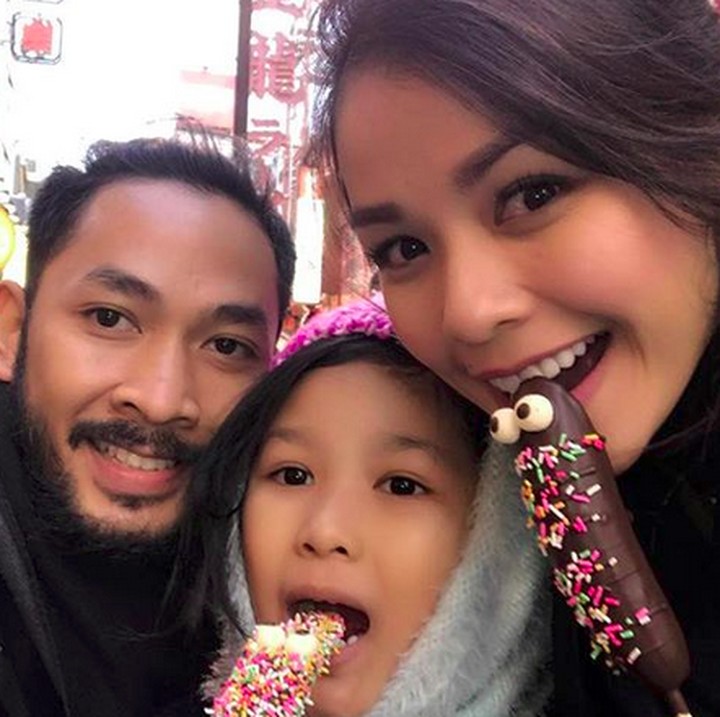<p>Ini saat Ayah Uki, Bunda Metha dan Thameika jalan-jalan ke Jepang. (Foto: Instagram/ @methayuna)</p>